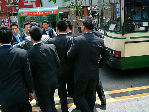 출범식 도중 도로 가운데서 한마음노조원들와 부산솔로몬상호저축은행이 고용한 경비업체 직원들간에 실랑이가 벌어지고 있다 